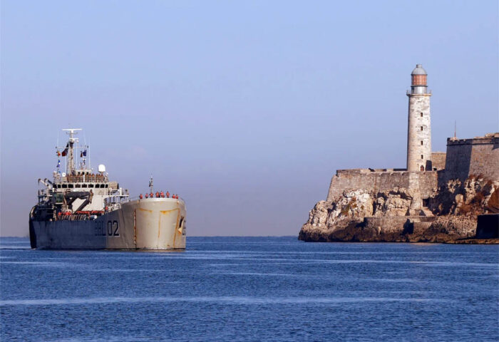 Llega a La Habana barco mexicano con ayuda humanitaria.