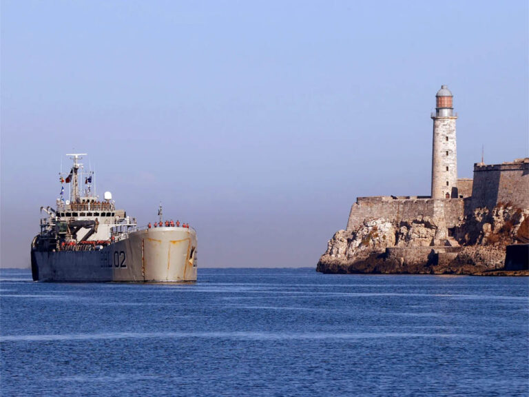 Llega a La Habana barco mexicano con ayuda humanitaria.