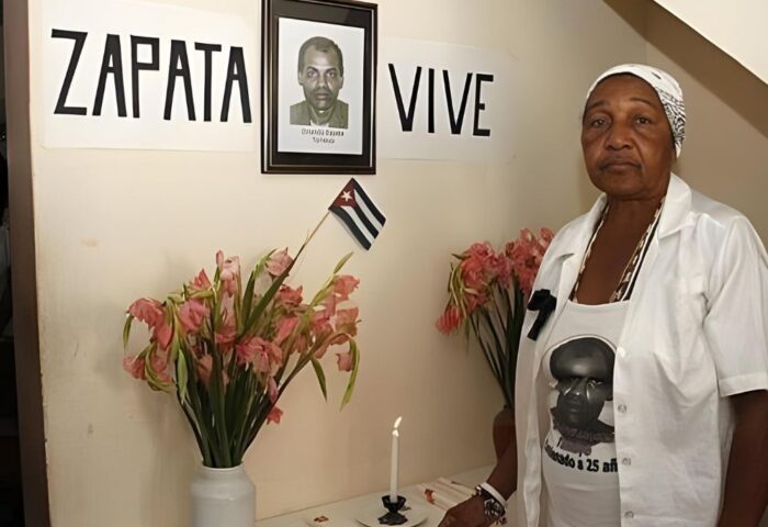 Madre de zapata Tamayo junto a foto de su hijo