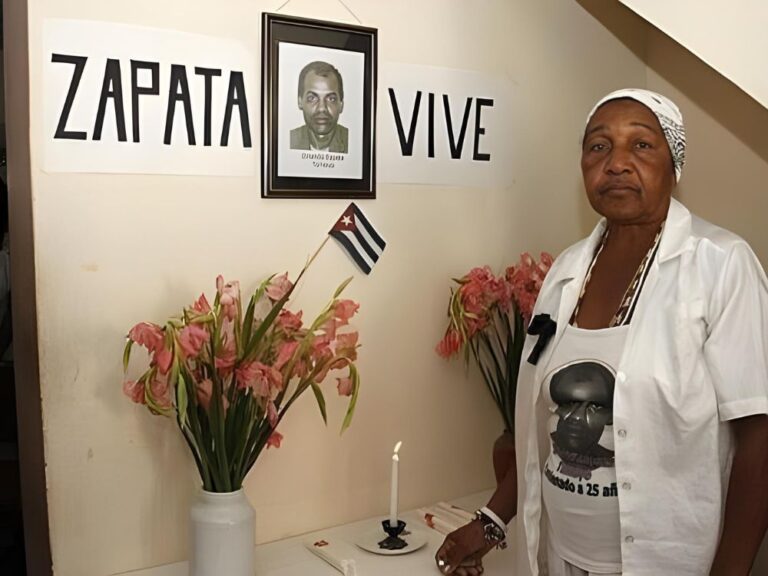 Madre de zapata Tamayo junto a foto de su hijo