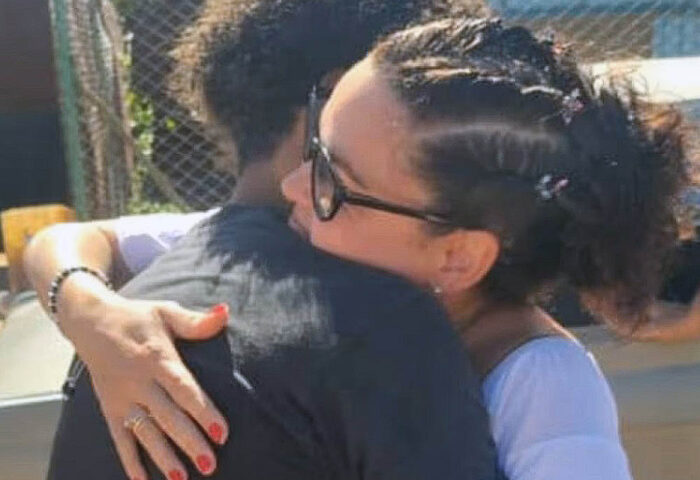 María Cristina Garrido abraza a su hijo en su primer pase penitenciario.