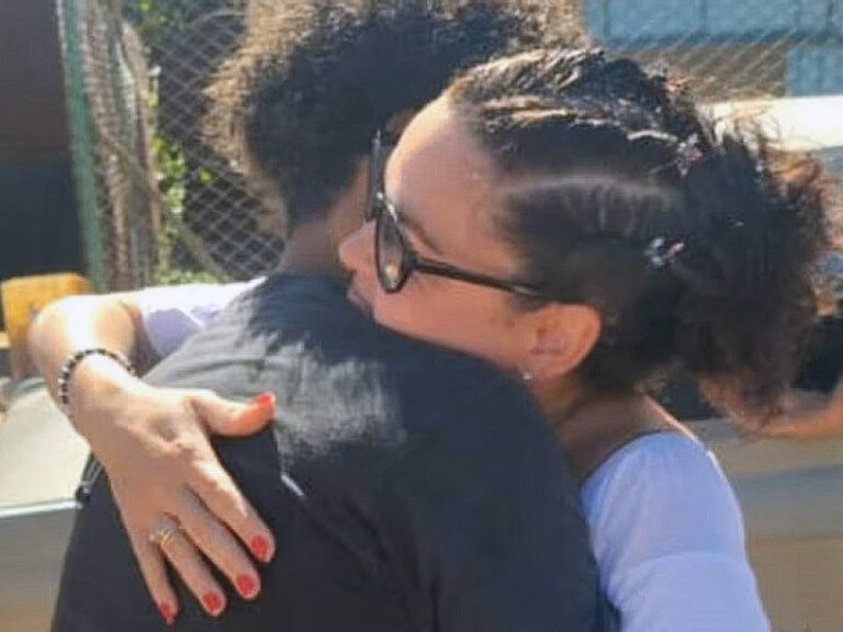 María Cristina Garrido abraza a su hijo en su primer pase penitenciario.