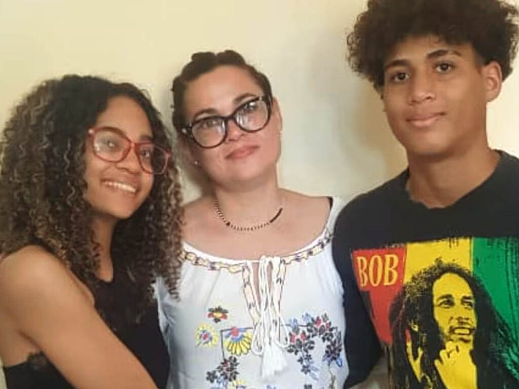 María Cristina Garrido junto a sus hijos.