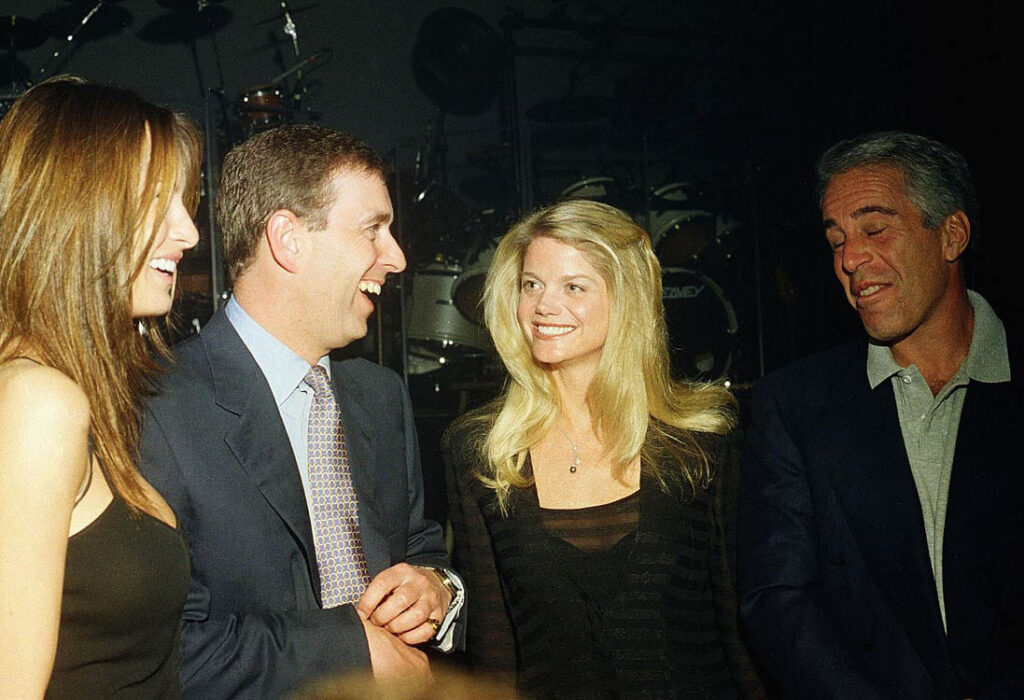 Melania Trump, el príncipe Andrés, Gwendolyn Beck y Jeffrey Epstein en una fiesta en el 2000.