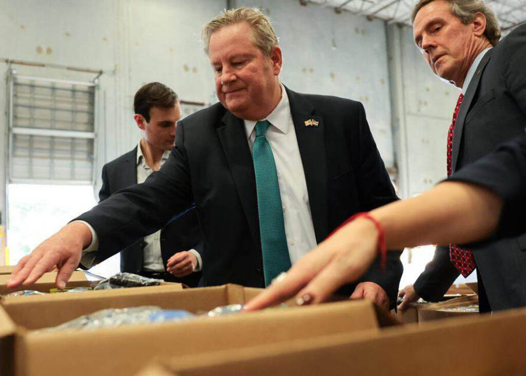 Mike Hammer y el presidente de Catholic Relief Services, Sean Callahan, empacan suministros de ayuda humanitaria para las víctimas del huracán Melissa en Cuba..
