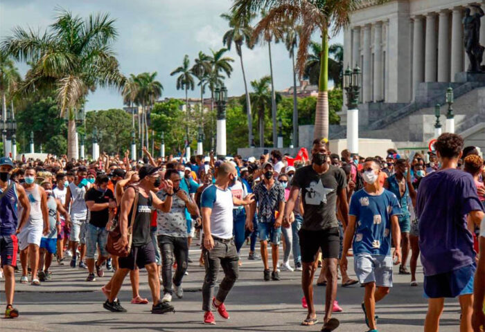 Manifestantes frente al Capitolio durante la protesta pacífica nacional del 11 de julio de 2021.