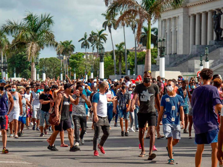Manifestantes frente al Capitolio durante la protesta pacífica nacional del 11 de julio de 2021.
