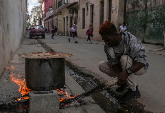 Sin combustible ni electricidad, los cubanos cocinan con leña en las calles de las ciudades.