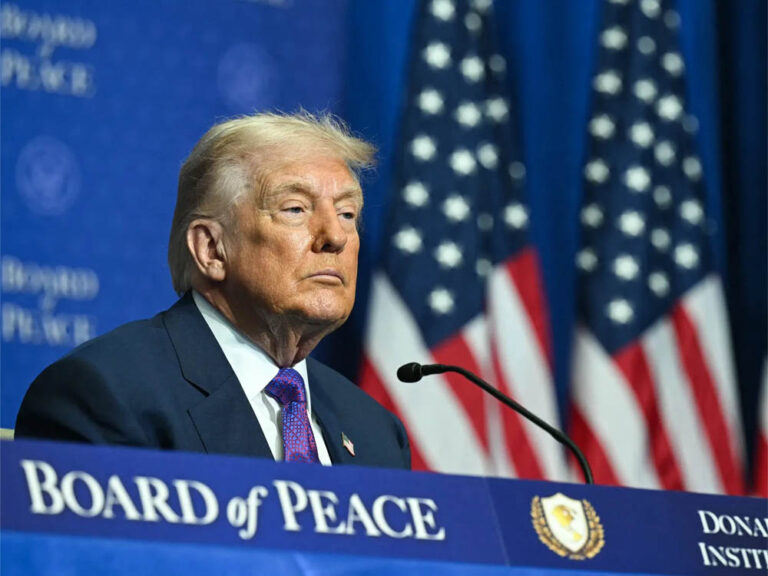 Trump da un plazo de diez días a Irán para llegar a un acuerdo.