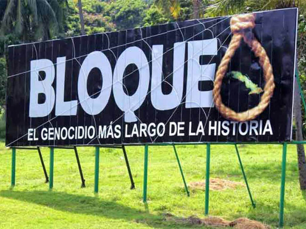 Valla del régimen cubano acusa al embargo comercial estadounidense por la escasez que sufre en pueblo.