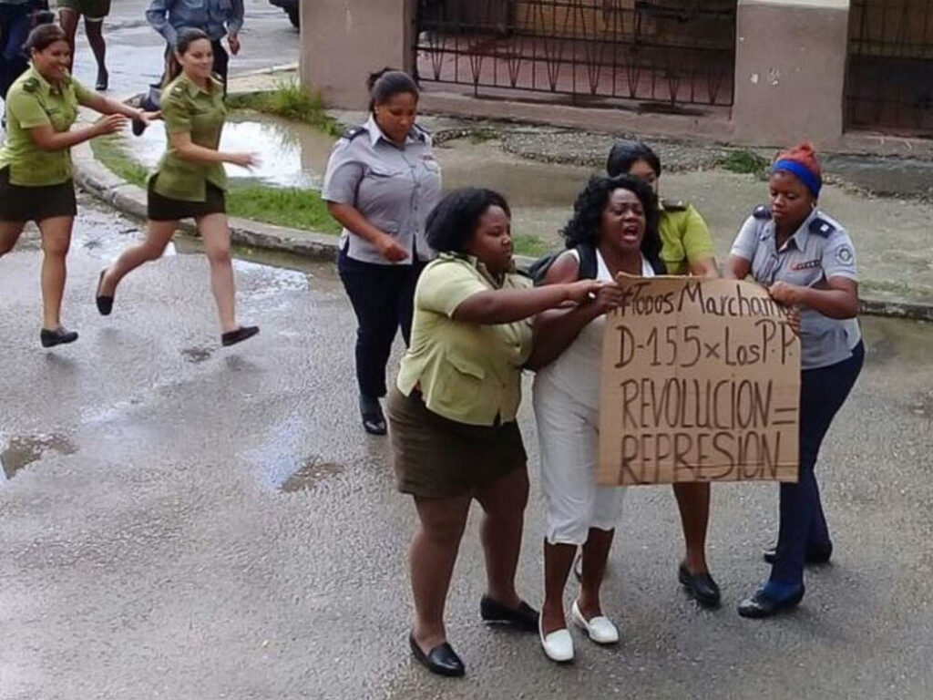 Berta Soler, líder del movimiento Dama de Blanco, es detenida en una protesta pacífica.