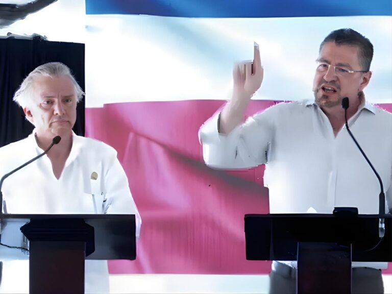 El presidente Rodrigo Chaves y el canciller Arnoldo André.