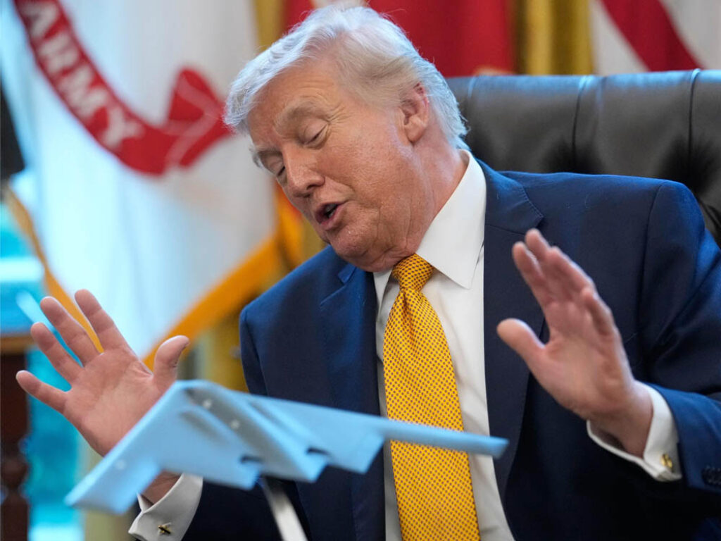 Donald Trump en el Despacho Oval de la Casa Blanca. Foto: Julia Demaree Nikhinson / AP