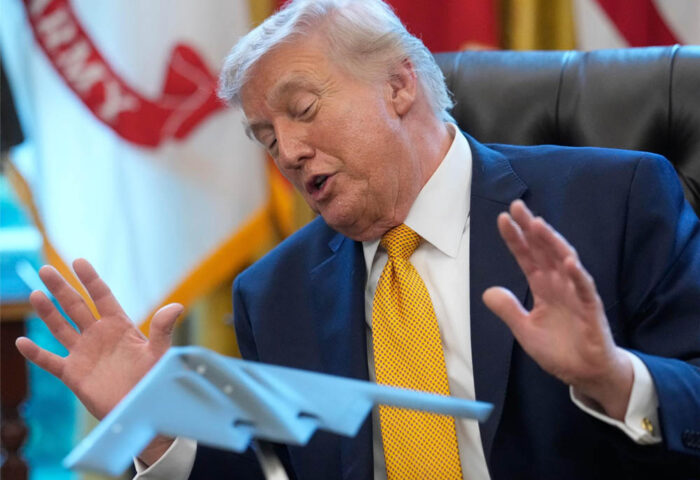 Donald Trump en el Despacho Oval de la Casa Blanca. Foto: Julia Demaree Nikhinson / AP