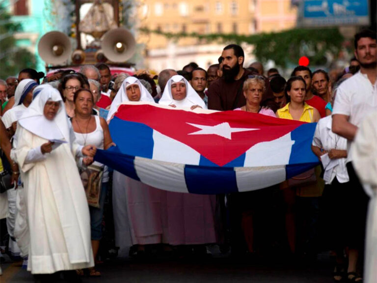 El ejercicio de la libertad religiosa enfrenta graves retos en Cuba debido a la represión y la vigilancia del régimen.