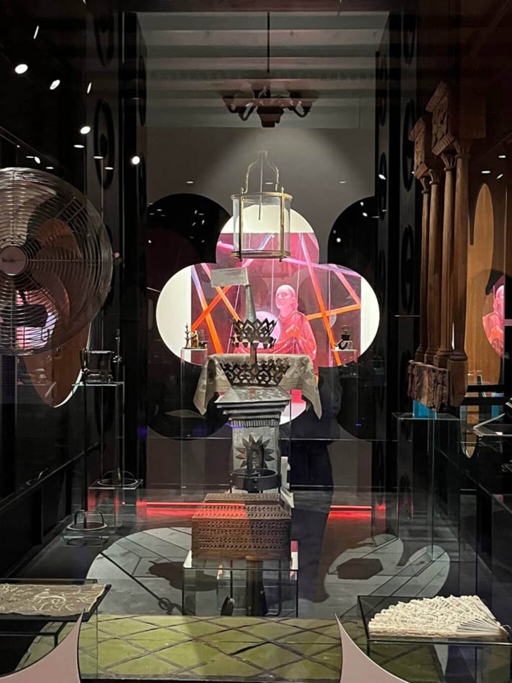 Elena Kovylina: "Artefactos y aparatos" (2022).