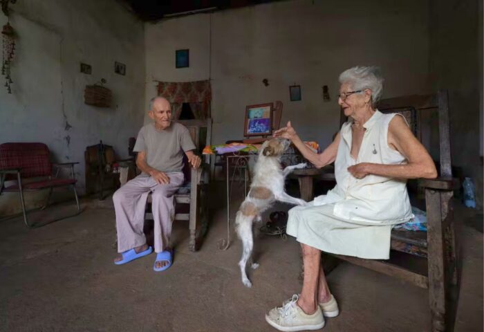 Ancianos en Trinidad. Imagen: Murat Bakmaz (Getty Images)