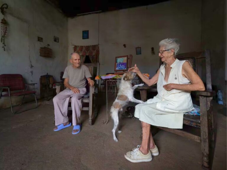 Ancianos en Trinidad. Imagen: Murat Bakmaz (Getty Images)