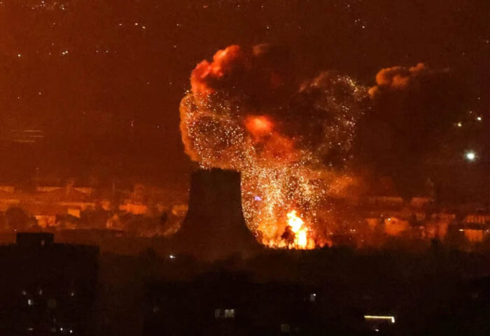 Explosión cerca de la Torre Azadi en Teherán. Foto: Atta Kenare / AFP