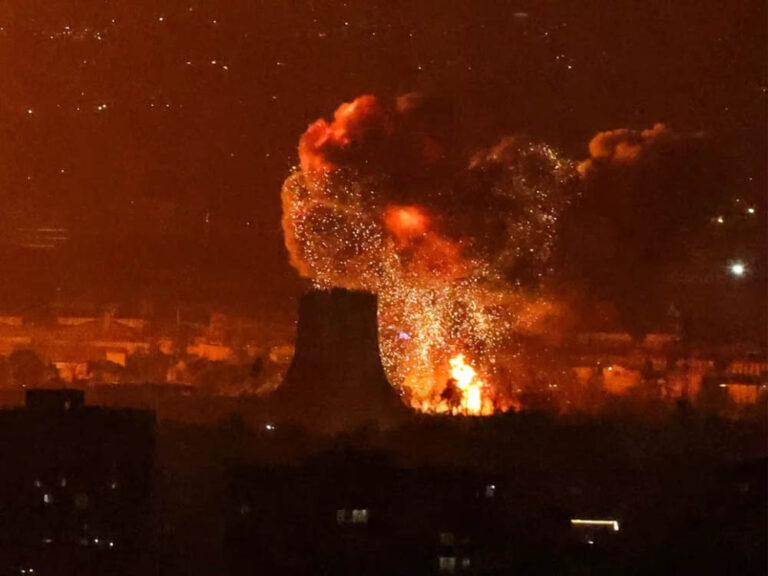 Explosión cerca de la Torre Azadi en Teherán. Foto: Atta Kenare / AFP