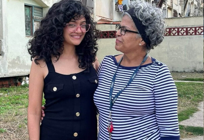 La influencer cubana Anna Bensi junto a su madre.