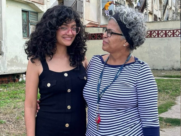 La influencer cubana Anna Bensi junto a su madre.