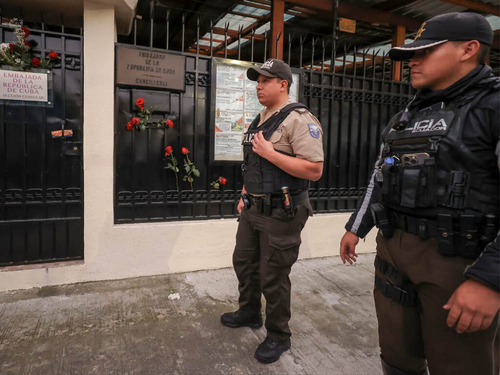 La Policía Nacional de Ecuador custodia el edificio de la embajada cubana.