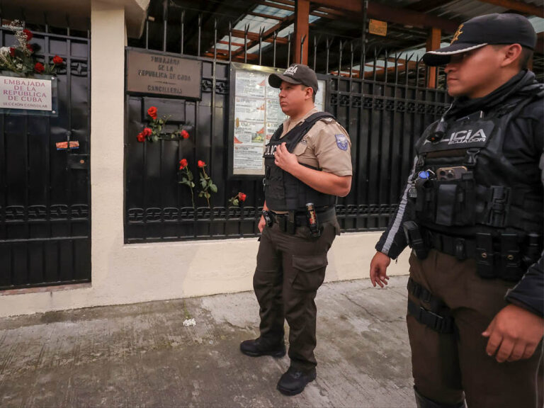 La Policía Nacional de Ecuador custodia el edificio de la embajada cubana.