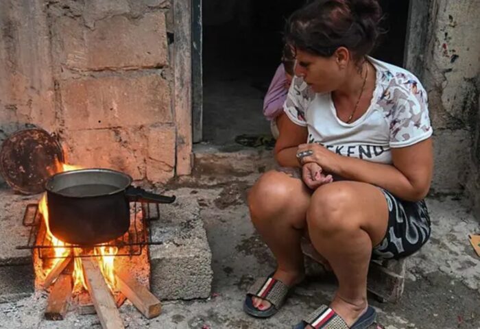 Madre cubana cocina con leña