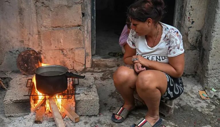 Madre cubana cocina con leña