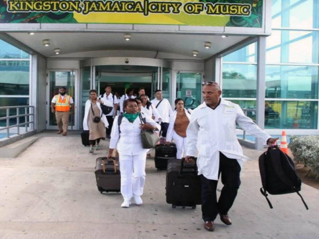 Médicos cubanos en Jamaica.