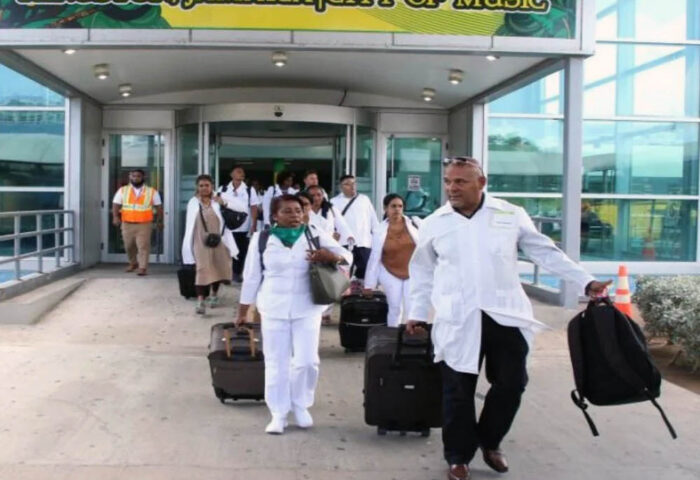 Médicos cubanos en Jamaica.