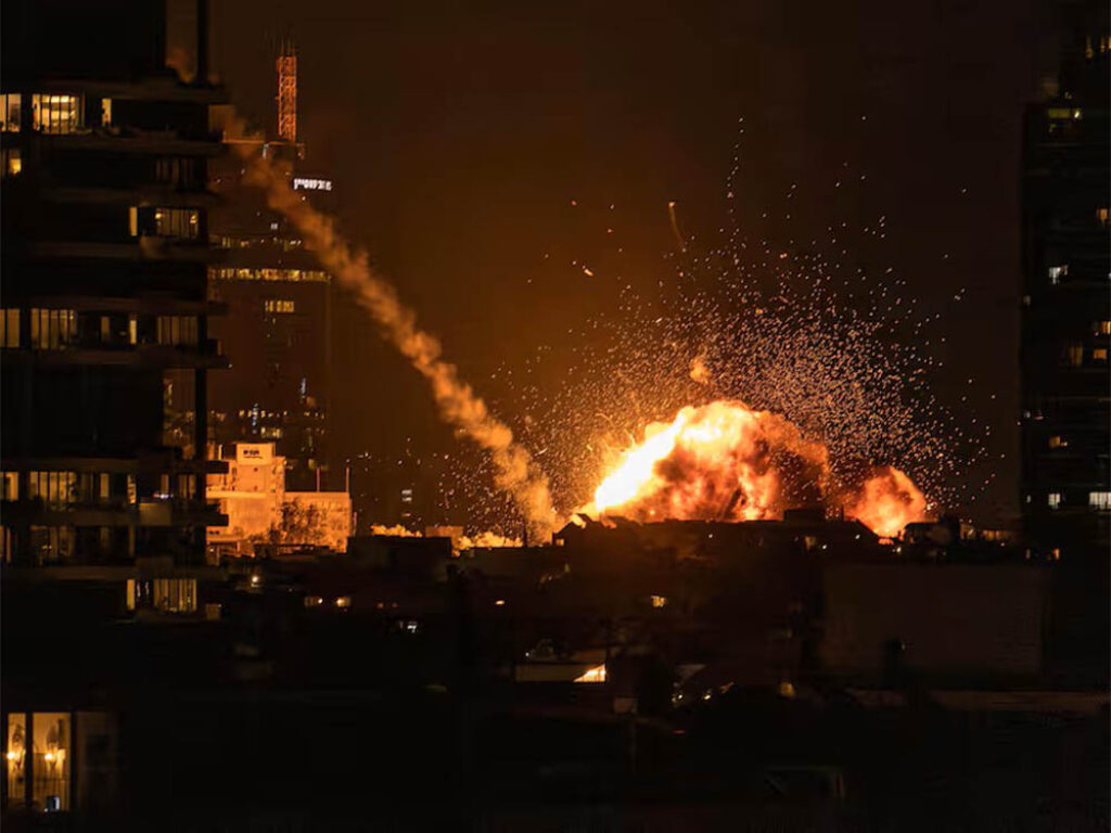 Misiles iraníes golpean Tel Aviv. Foto: John Wessels / AFP