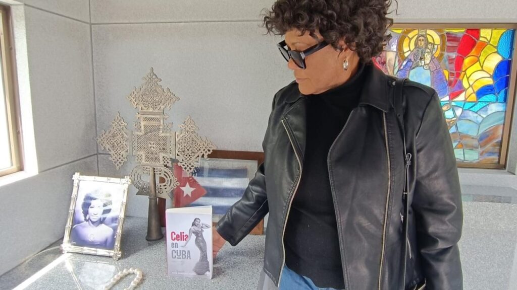 Rosa Marquetti junto a retrato de Celia Cruz