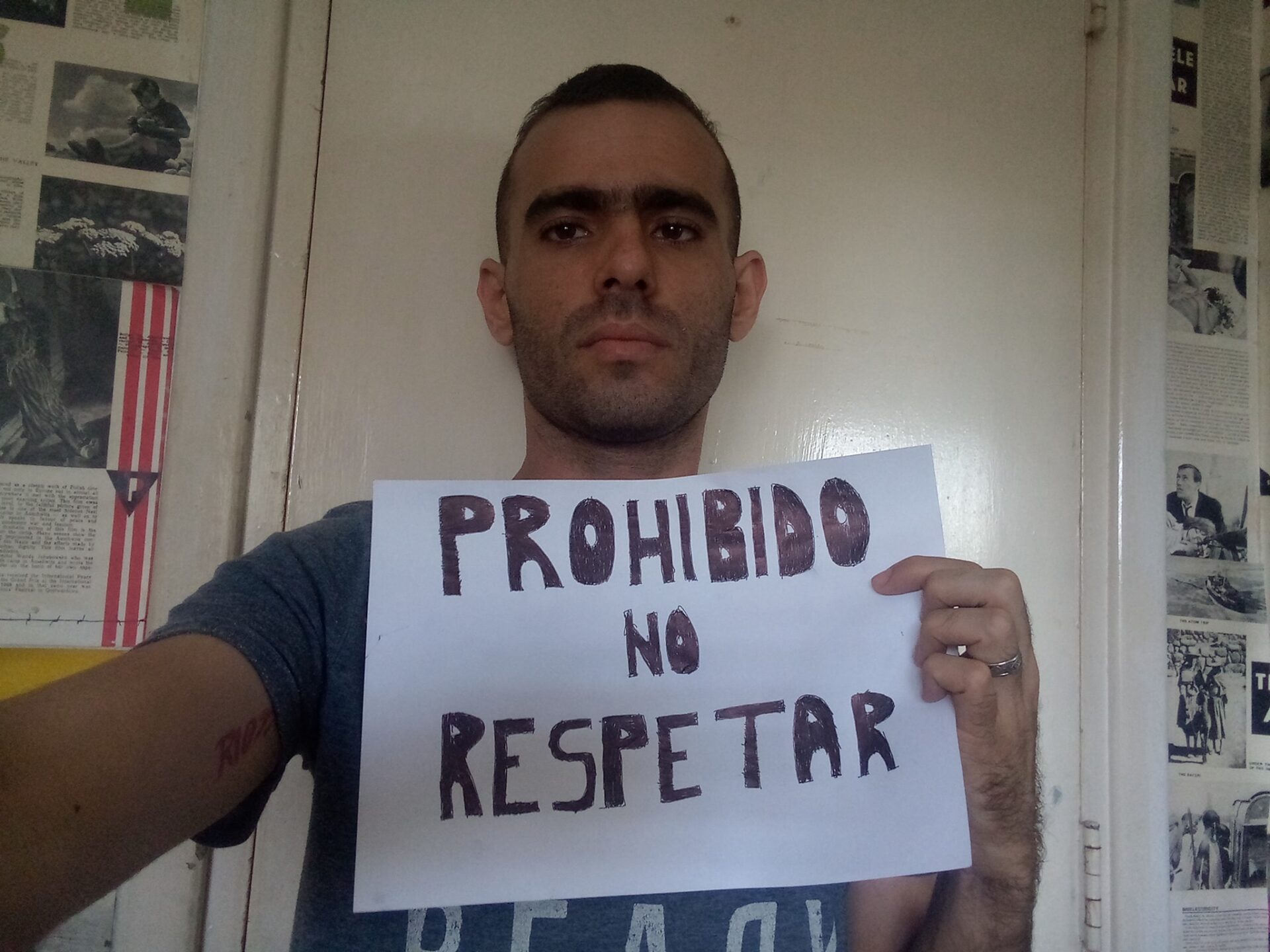 Cubanos sumándose a la iniciativa "Mi cartel por el cambio en Cuba"