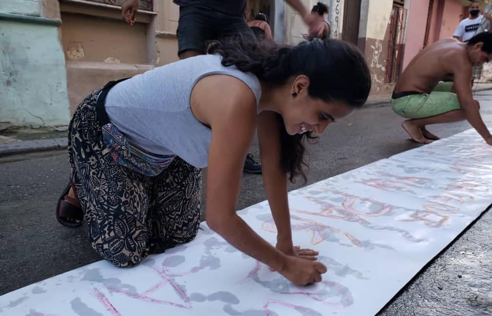 Cubanos sumándose a la iniciativa "Mi cartel por el cambio en Cuba"