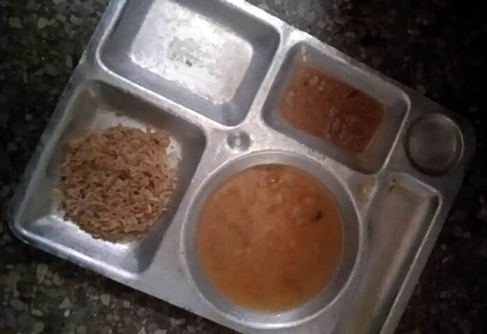 Bandeja de almuerzo en una cárcel cubana, contiene menos de 30g de arroz, unos 50g de sopa ácida y cerca de 20g de croqueta hervida. Imagen: Prisoners Defenders