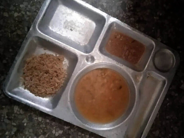 Bandeja de almuerzo en una cárcel cubana, contiene menos de 30g de arroz, unos 50g de sopa ácida y cerca de 20g de croqueta hervida. Imagen: Prisoners Defenders