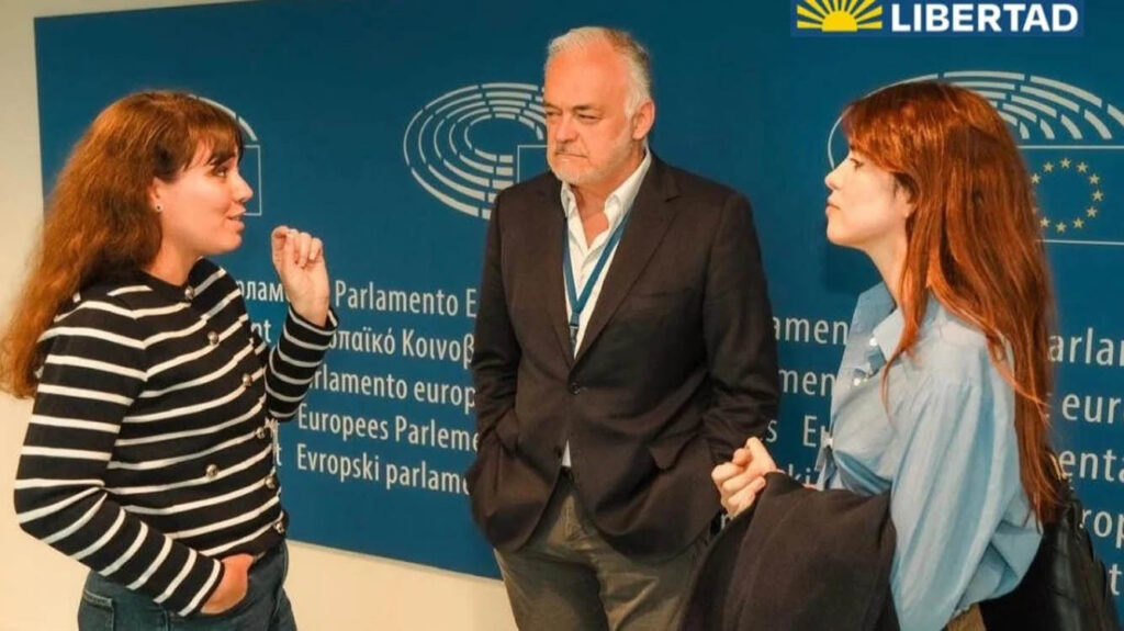 Carolina Barrero y Amelia Calzadilla con Esteban González Pons, tercer vicepresidente del Parlamento Europeo. Foto: Ciudadanía y Libertad
