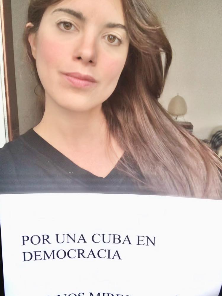 Cubanos sumándose a la iniciativa "Mi cartel por el cambio en Cuba"