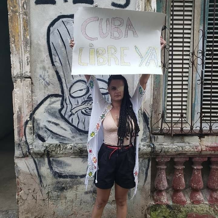 Cubanos sumándose a la iniciativa "Mi cartel por el cambio en Cuba"