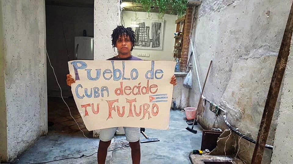 Cubanos sumándose a la iniciativa "Mi cartel por el cambio en Cuba"