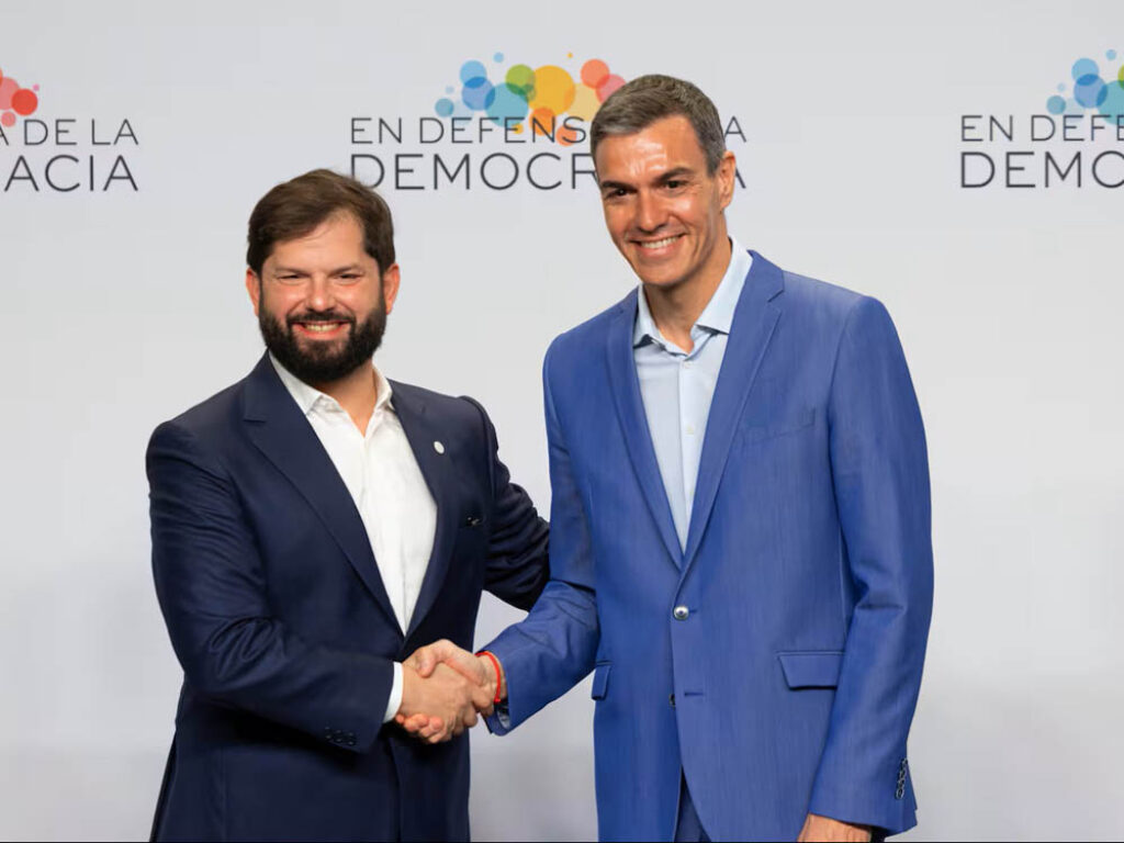 El expresidente de Chile, Gabriel Boric, y el presidente español Pedro Sánchez.