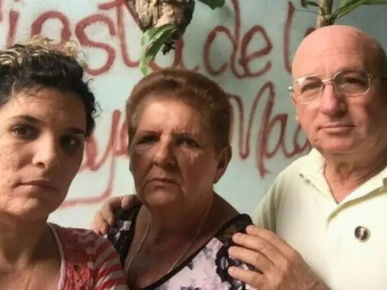 Félix Navarro junto a su familia