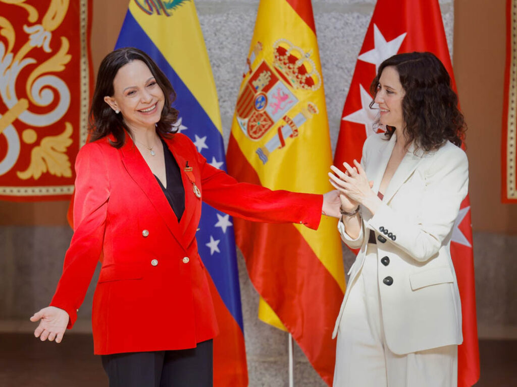 Isabel Díaz Ayuso entrega la medalla de la Comunidad de Madrid a María Corina Machado.