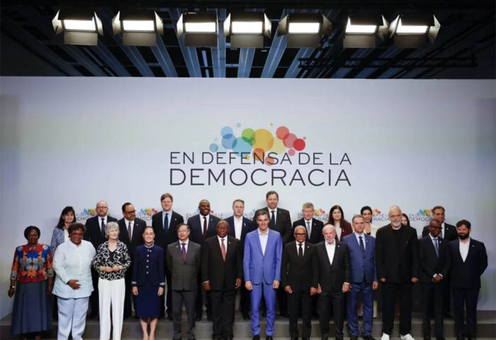 IV Cumbre "En defensa de la democracia", celebrada en Barcelona los días 18 y 19 de abril de 2026.