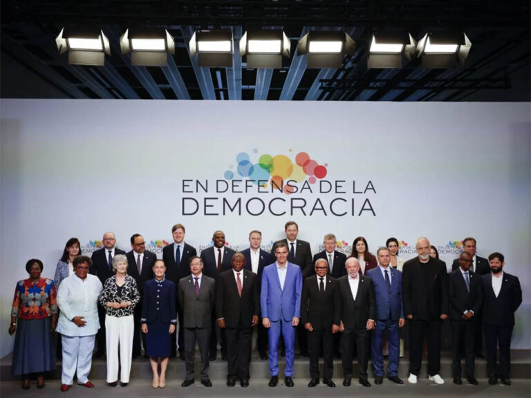 IV Cumbre "En defensa de la democracia", celebrada en Barcelona los días 18 y 19 de abril de 2026.