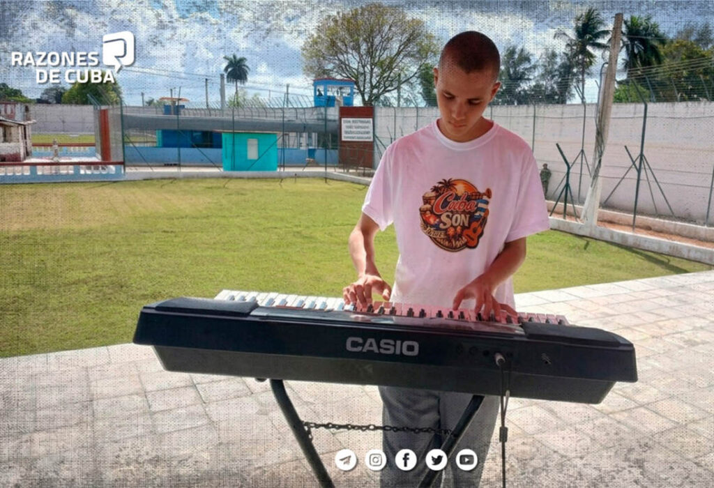Jonathan Muir frente a un piano eléctrico en la prisión de Canaleta. Imagen difundida por Razones de Cuba.