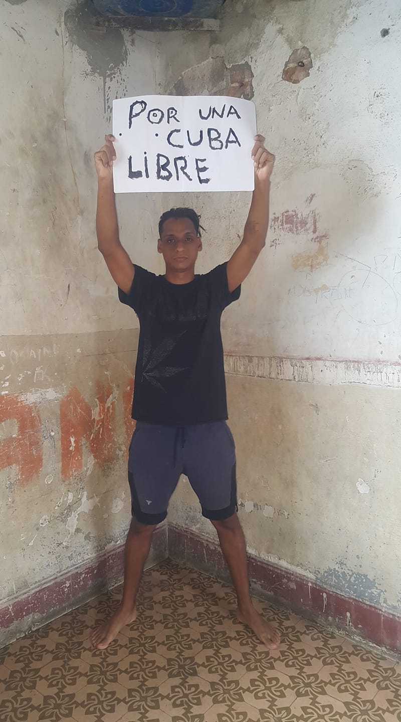 Cubanos sumándose a la iniciativa "Mi cartel por el cambio en Cuba"