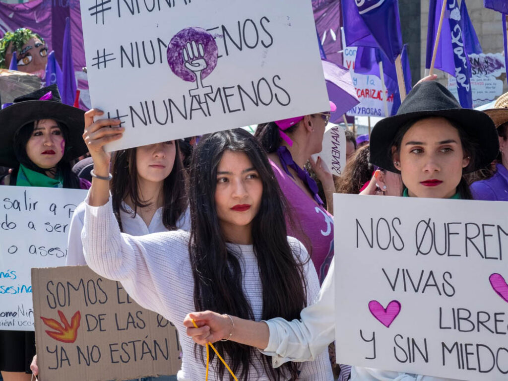 Marcha del 8M denuncia los feminicidios.